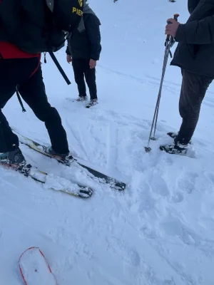 Avertizare pentru turiştii care merg la munte: să nu intre pe trasee nemarcate, pentru că sunt posibile scurgeri de apă şi alunecări de teren, la altitudini mari, unde zăpada nu s-a topit