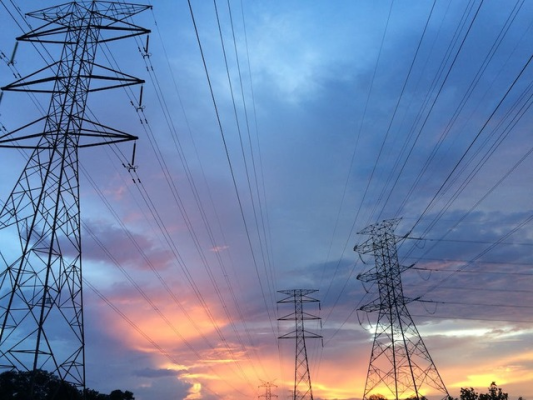 ANRE: Companiile care cumpără energie electrică acum, cu livrare în viitor, vor fi obligate să plătească un avans sau să constituie o garanţie minimă la momentul semnării contractelor încheiate