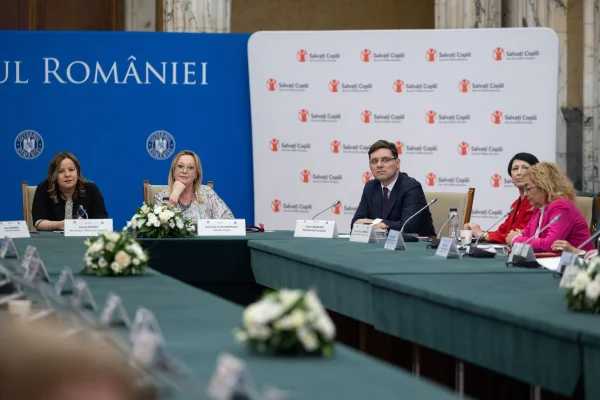 Peste jumătate de milion de copii au cel puțin un părinte plecat din țară. Guvernul caută soluții