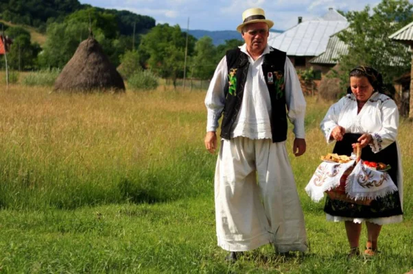 Moșii de vară 2025: Crengi de tei, colivă și lumânări pentru cei adormiți. 7 iunie, ziua în care cerul se deschide