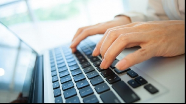 Comisia Europeană exclude posibilitatea de a impune platfomelor online să utilizeze instrumente de verificare a vârstei utilizatorilor