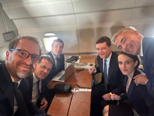 Echipa României, în zbor spre Berlin - Dominic Fritz postează din avion, alături de președintele Nicușor Dan și miniștrii