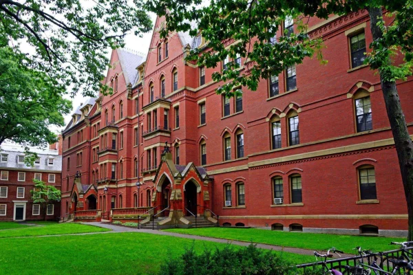 Trump blochează accesul studenților străini la Harvard, invocând riscuri de securitate