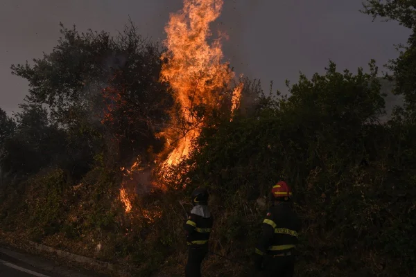 Un incendiu de vegetaţie face ravagii la periferia Atenei / Localnicii au fost îndemnaţi să se evacueze