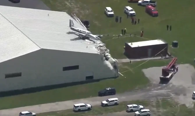 Aterizare de urgență pe acoperișul unui hangar, în SUA. Pilotul și pasagerul, răniți ușor
