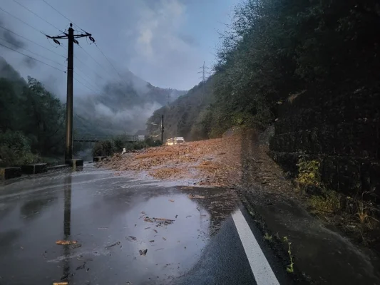Trafic restricţionat pe DN 7, în judeţul Vâlcea, din cauza aluviunilor aduse de ploaie pe carosabil
