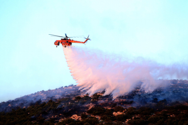 Ample incendii de vegetaţie pe insula grecească Chios. 16 sate au fost evacuate