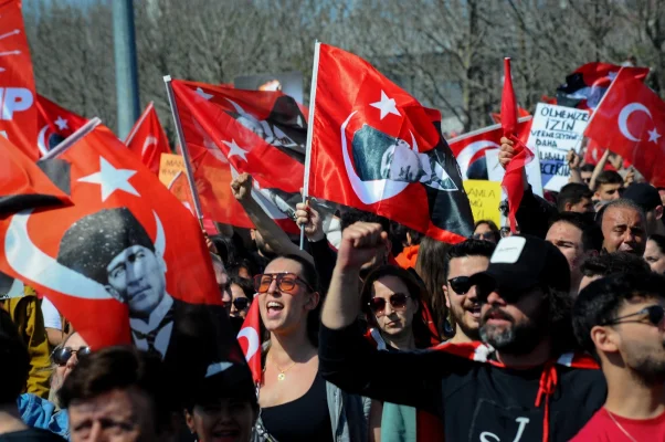 Mii de persoane participă la mitingul CHP din Istanbul față de arestarea primarului Ekrem İmamoğlu