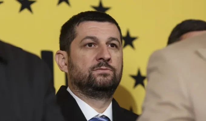 Planul AUR pentru atragerea românilor din diaspora: cumpără proprietăţi de la unii cetăţeni şi le oferă pe un leu celor care revin în ţară din străinătate. În acelaşi timp, condamnă deficitul bugetar uriaş