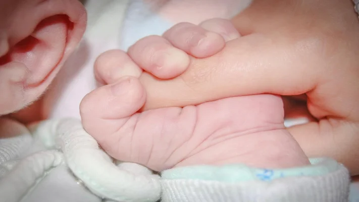 Ședință de guvern, joi. Printre actele normative se află și tichetele de ajutor pentru categoria de cupluri mamă nou - născut defavorizate