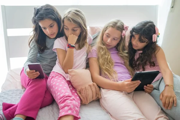 Franța, Spania și Grecia propun o limită de vârstă pentru accesul la rețelele de socializare / ”Copiii se conectează și își creează conturi de la vârsta de 7 sau 8 ani”