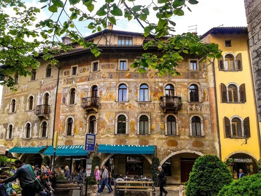 O familie de români cu trei copii mici a ajuns în stradă, în Italia / Nimeni nu vrea să le închirieze un apartament / ”Să apari cu trei copii nu este o carte de vizită bună” / Primarul i-a cazat la un hotel și caută o soluție