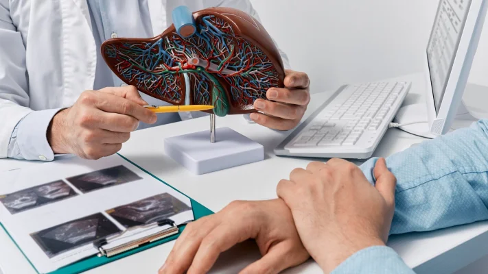 Studiu: Remisie completă la aproape jumătate dintre pacienții cu cancer hepatic avansat, printr-o terapie inovatoare testată la Hong Kong