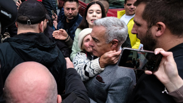 Steagurile României deranjează! Susținătorii lui Călin Georgescu, legitimați de polițiști VIDEO