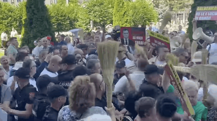 Vizita lui Recean la Orhei, întâmpinată cu mături, lozinci și o alertă falsă. Ce s-a întâmplat cu puțin timp înainte de sosirea premierului