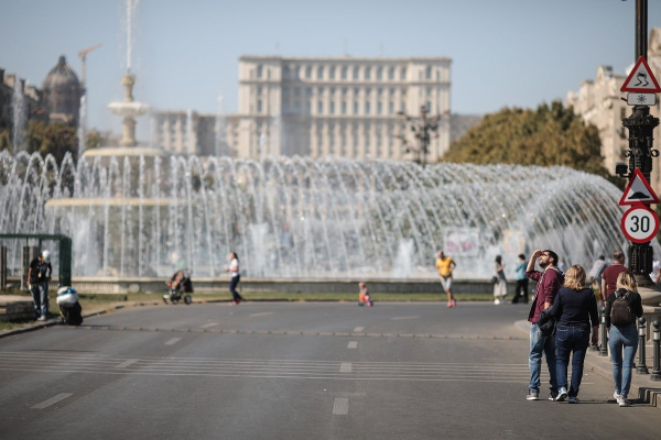 Plenul Parlamentului discută o propunere legislativă pentru modificarea statutului cu privire la cazarea deputaţilor şi senatorilor: Parlamentarii care au proprietăţi în Bucureşti, inclusiv soţiile acestora, nu vor mai beneficia de sumele pentru decontarea chiriilor