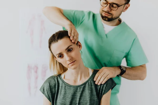 Ce trebuie să știi înainte de a merge la un chiropractor: beneficii și riscuri explicate de experți