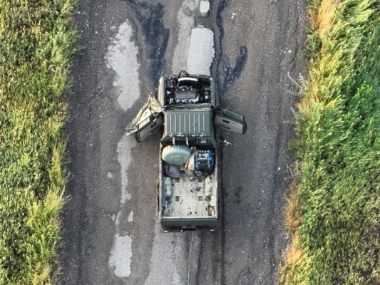 Doi luptători români din Ucraina, membri ai Romanian Battlegroup "Getica", răniţi de o dronă folosită ca dispozitiv explozibil improvizat / Dispozitivul a explodat sub maşina în care se aflau / Ambii au fost spitalizaţi, dar şi-au revenit - FOTO