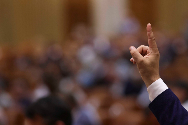 Moțiunea de cenzură depusă de AUR va fi votată luni de Parlament