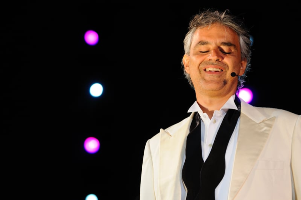 VIDEO Jannik Sinner îi promovează noua piesă a celebrului tenor italian Andrea Bocelli, „Polvere e Gloria”