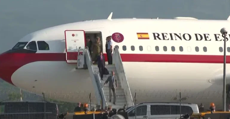 Regele Spaniei a ajuns în România / A aterizat la Sibiu, iar marți merge împreună cu președintele Nicuşor Dan în poligonul de la Cincu