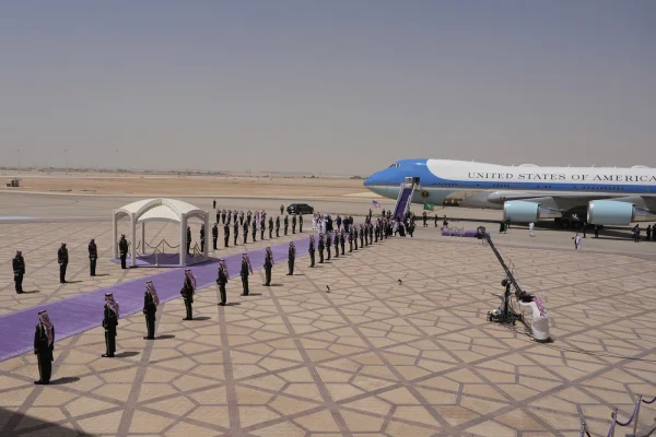 Donald Trump a sosit în Arabia Saudită. Președintele SUA vizează acorduri în valoare de peste 1.000 de MILIARDE de dolari cu statele din Golful Persic