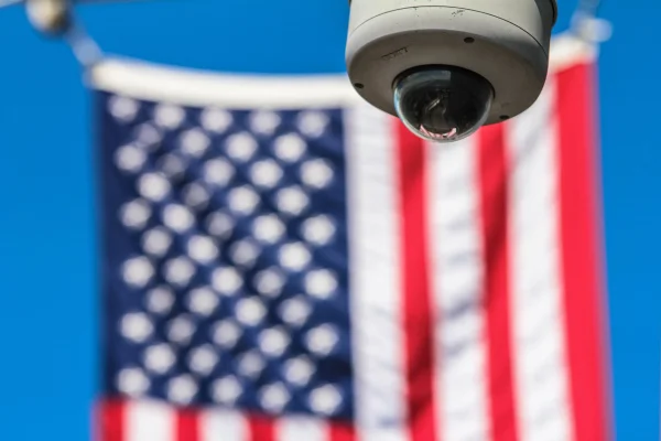 Un angajat al Departamentului Apărării nemulţumit de Trump, arestat de FBI / E acuzat de spionaj / Ar fi fost dispus să ofere informații secrete pentru o altă cetățenie și bani