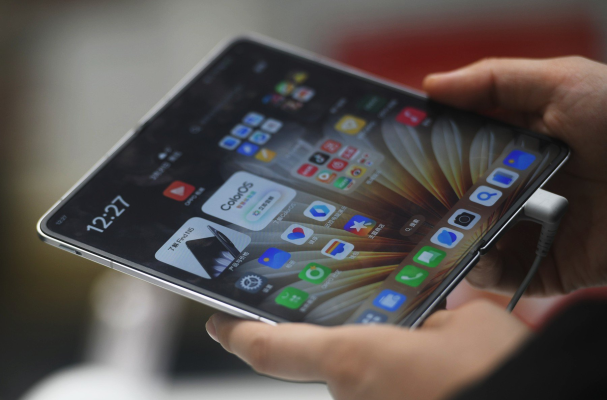 Samsung pregăteşte cel mai subţire telefon pliabil din seria Galaxy Z, pentru a ţine pasul cu rivalii chinezi / Apple intră pe piaţă