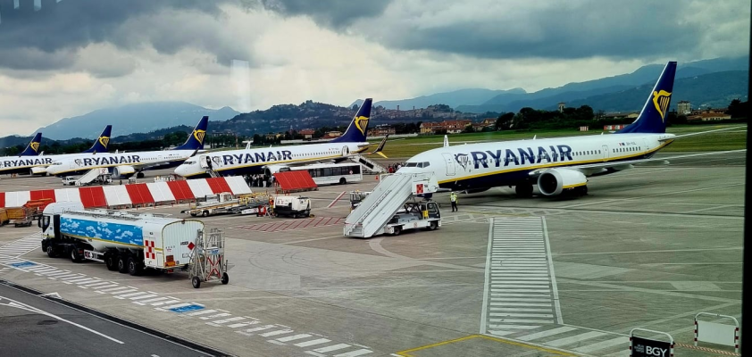 Un bărbat a murit după ce a fost aspirat de motorul unui avion pe aeroportul din Bergamo / Zborurile au fost suspendate pentru mai mult de o oră