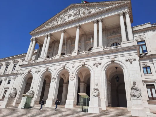 Portughezii merg la urne în alegeri anticipate, cu o mare probabilitate a repetării rezultatului indecis de anul trecut, cu extrema dreaptă pronosticată a deține în continuare balanța puterii
