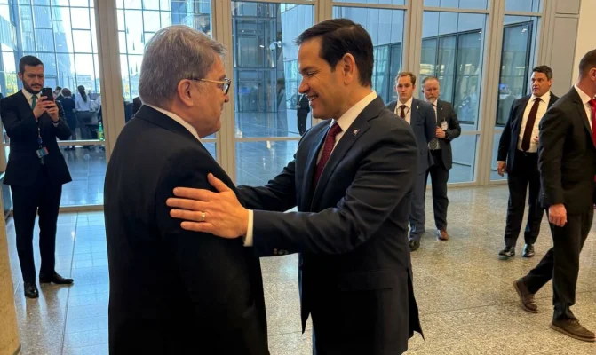 Emil Hurezeanu nu se lasă. După episodul cu Richard Grenell, acum l-a prins într-o „ambuscadă”, tot pe hol, pe Marco Rubio