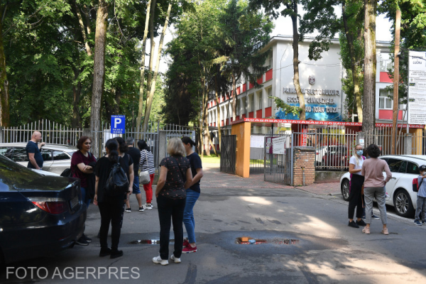 Evaluarea Naţională: Ponderea elevilor cu medii de peste 5 a crescut cu 0,1%, după contestaţii. S-a mărit și numărul elevilor cu media 10: de la 75 la 85