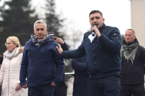Exclusiv
        Scandal la Viena după întâlnirea lui George Simion cu președintele extremist al Parlamentului austriac: „Au fost oferite cadouri sau alte beneficii?”