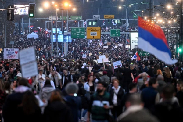 Primul test electoral după luni de proteste: Partidul lui Vucic se luptă cu o listă cetățeanească susținută de studenți într-un oraș din Serbia