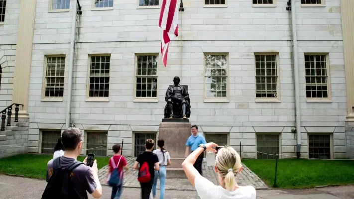 Universitatea Harvard acceptă să cedeze proprietatea unor fotografii ale unor sclavi de culoare care au servit opiniilor rasiste ale unui fost profesor, Louis Agassiz, unui muzeu pentru a pune capăt unui scandal