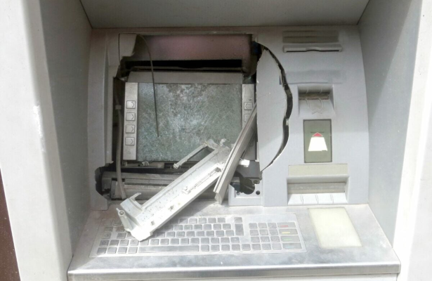 Un grup de ieșeni au spart 49 de bancomate în 59 de ore, în Slovenia / Vor schimbarea încadrării juridice din fraudă informatică, în furt calificat / Au reușit să obțină aproape 70.000 de euro