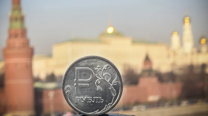 CNBC: Rubla rusească, ”surpriza” anului 2025: Cea mai performantă monedă din lume, în pofida sancţiunilor şi a preţurilor scăzute ale petrolului