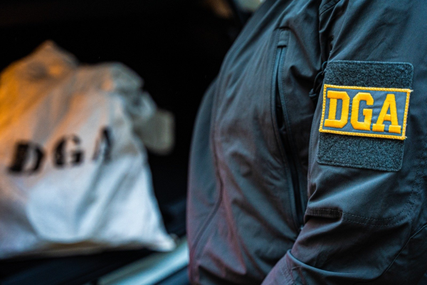 Șase poliţişti de frontieră din Timișoara, ridicaţi de ofiţerii DGA pentru fapte de corupţie