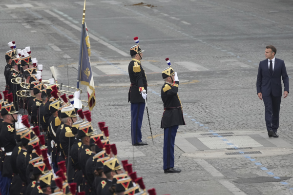 Sărbătoare și avertismente la Paris. De Ziua Franței, Macron anunță majorarea cheltuielilor de apărare