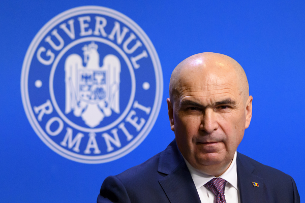 Ordinul dat de Ilie Bolojan. Toate DEPLASĂRILE externe din instituțiile subordonate trebuie aprobate de premier