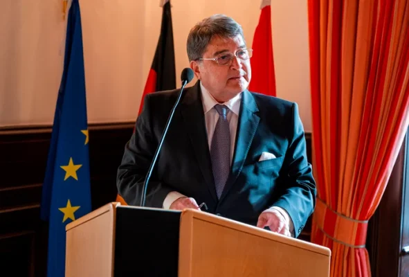 Nemulțumiri în coaliție față de activitatea ministrului de Externe. Emil Hurezeanu ar putea fi schimbat