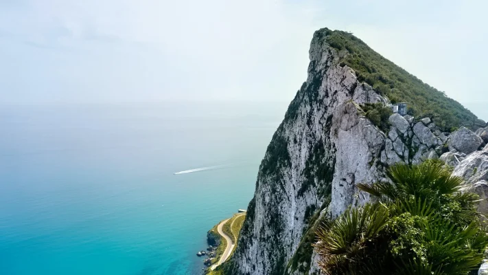 Fum alb istoric în Gibraltar, enclava britanică situată în vârful sudic al Peninsulei Iberice / Acordul post-Brexit a fost în sfârșit încheiat / Se vor institui controale duble la frontieră