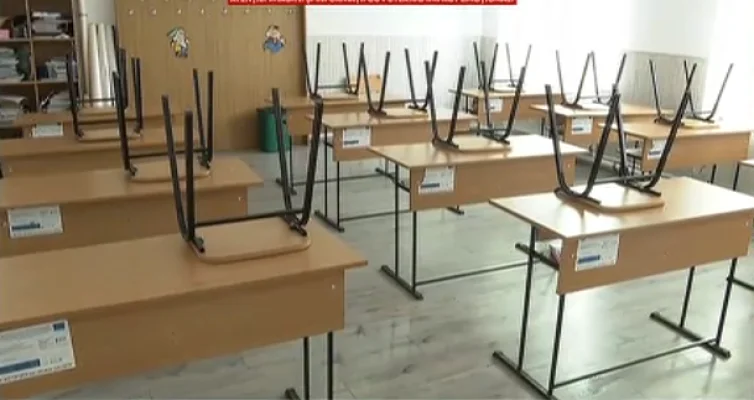 Elev bătut pe holul școlii. Mama băiatului: “Îi e frică să mai meargă la școală”
