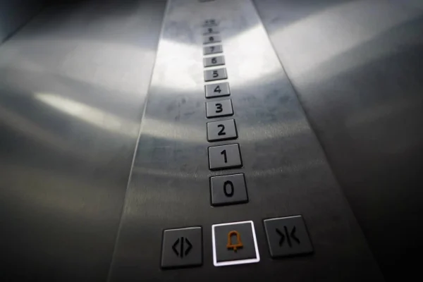Un lift cu trei adulţi şi un copil mic a căzut în gol două etaje, într-un bloc din Timişoara / Cei patru au fost salvaţi de pompieri şi li se acordă primul ajutor