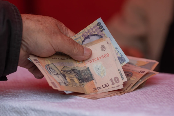 Eliminarea cumulului pensie-salariu, stoparea „creșterii exagerate” a numărului persoanelor care au ajutor de handicap, reducerea șomajului la 6 luni, dar și stimulente financiare pentru angajarea tinerilor și a mamelor cu cel puțin 3 copii – măsuri din Programul de guvernare (surse)