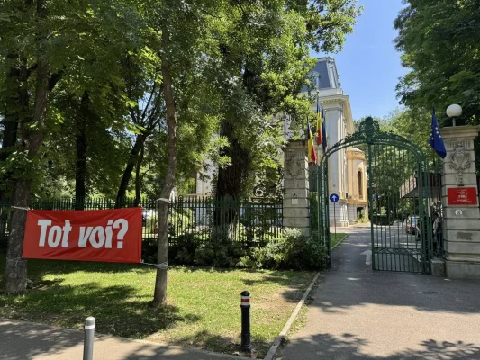 Banner amplasat la sediul PSD: ”Tot voi?”