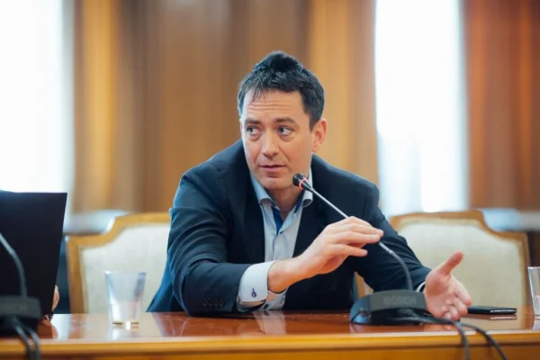 Csoma Botond (UDMR): Fifor nu a fost prezent la discuţiile despre măsurile fiscale, afirmaţiile sale referitoare la unele discuţii sunt „o şmecherie ieftină de cartier”