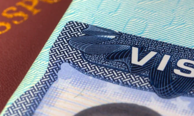 Simion: "România nu este un stat demn de Visa Waiver''