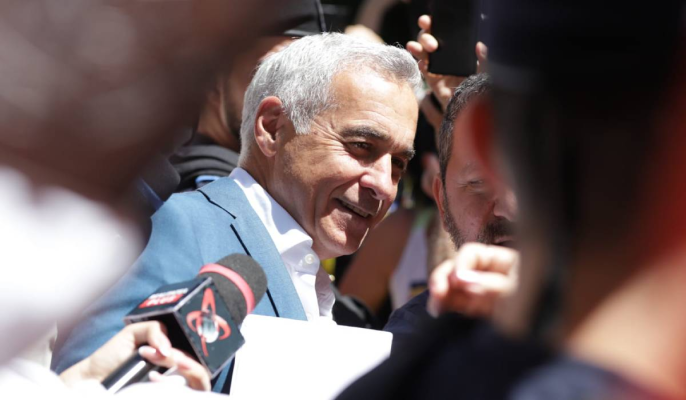 Călin Georgescu a făcut o baie de mulțime în fața Judecătoriei Sectorului 1 din București. Magistrații au amânat decizia privind anularea controlului judiciar