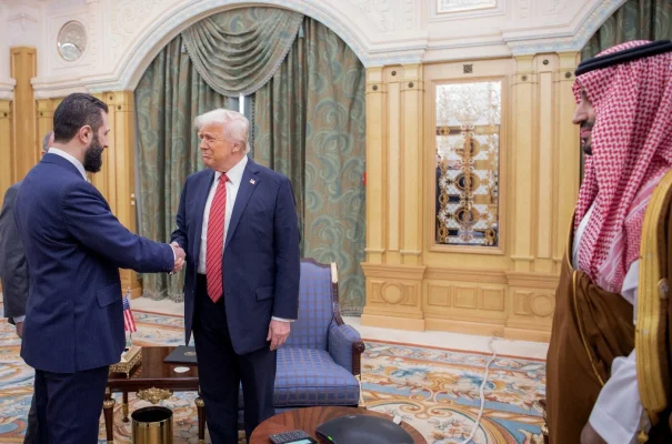 Donald Trump s-a întâlnit cu liderul sirian Ahmed al-Sharaa, la o zi după ce a anunțat RIDICAREA sancțiunilor impuse Siriei